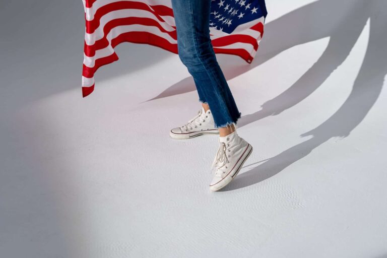 Pies de una persona y bandera de estados unidos