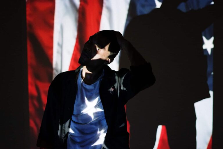 Persona con bandera de estados unidos en el fondo